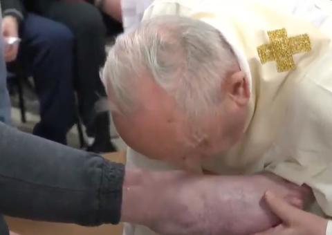 Papa lava pés de presidiário brasileiro em ritual em Roma