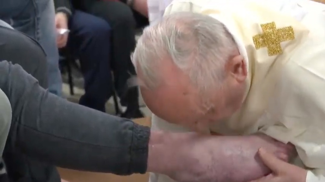 Papa lava pés de presidiário brasileiro em ritual em Roma