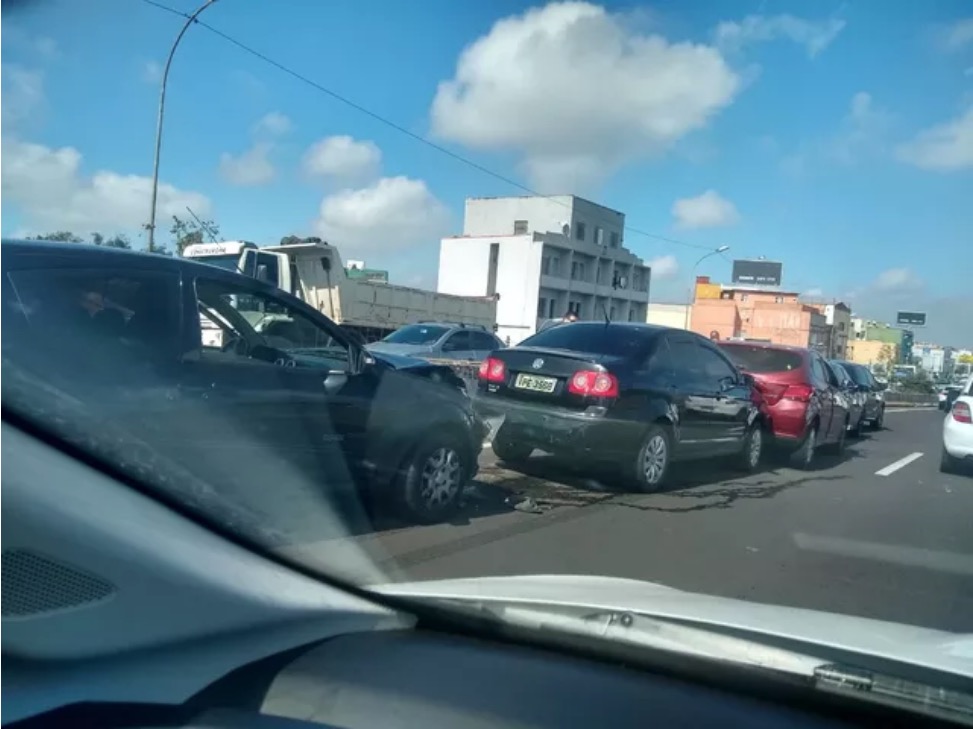 Motorista morre atropelado ao descer do carro em rodovia para verificar problema mecânico