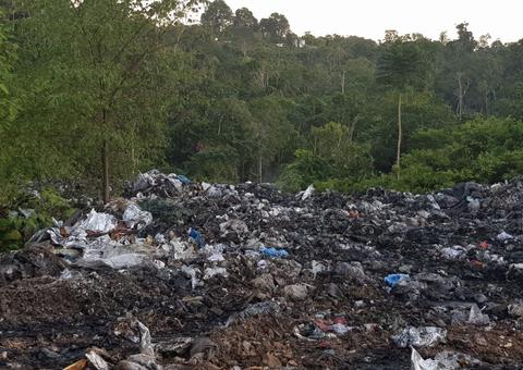 Lixão hospitalar clandestino é encontrado em área verde de Manaus
