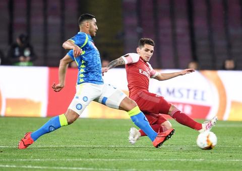 Arsenal bate o Napoli de novo e enfrentará o Valencia na semifinal da Liga Europa