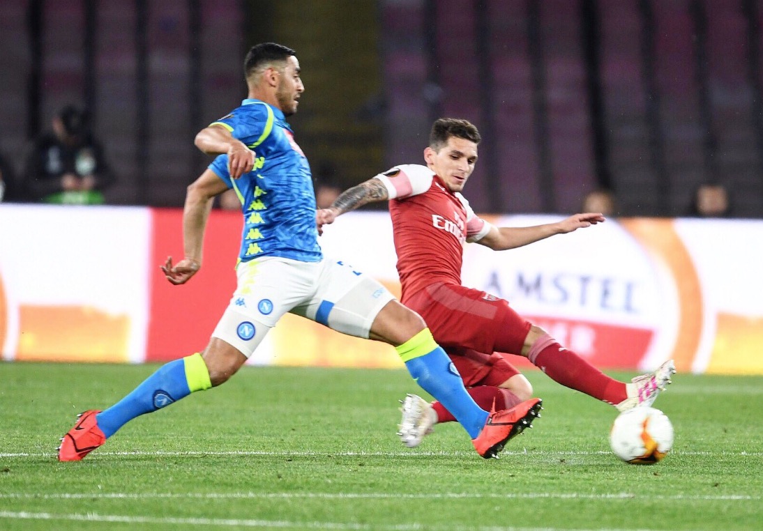 Arsenal bate o Napoli de novo e enfrentará o Valencia na semifinal da Liga Europa