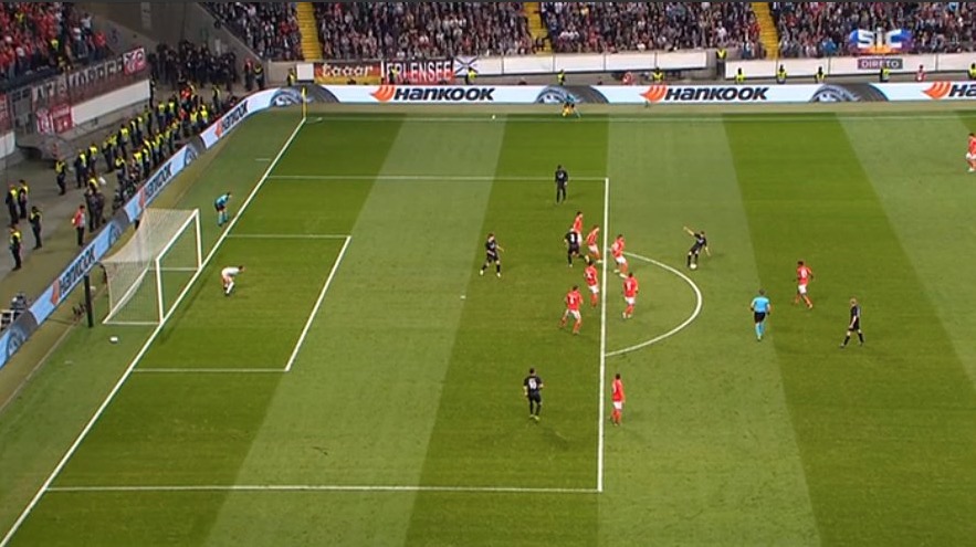 Com gol ilegal, Eintracht elimina Benfica e pegará Chelsea na semi da Liga Europa