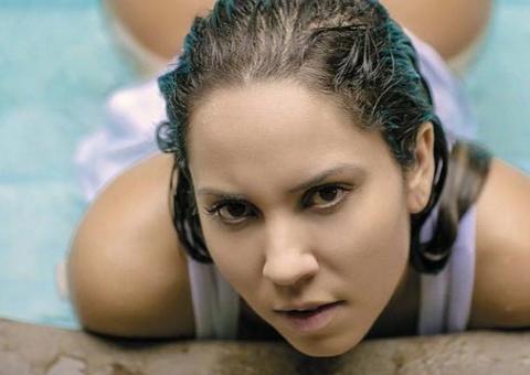 Mulher Melão abaixa biquíni de fita e exibe tatuagem íntima