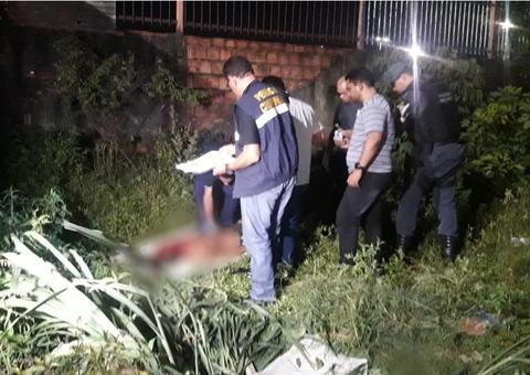 Homem com tornozeleira é morto a facadas e assassino deixa bilhete misterioso em Manaus