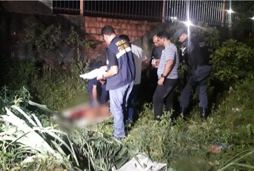 Homem com tornozeleira é morto a facadas e assassino deixa bilhete misterioso em Manaus