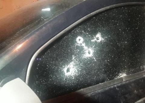 Em emboscada, encapuzados atiram contra dupla dentro de carro em Manaus