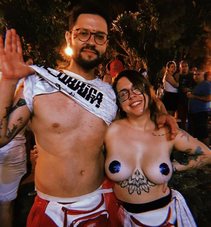 YouTuber posta foto com seios à mostra e é criticada: “Mais uma querendo Ibope"