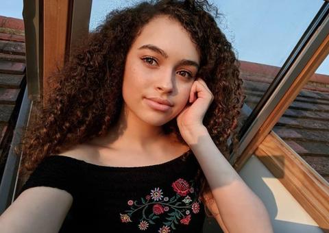 Atriz de 16 anos morre após desmaiar subitamente