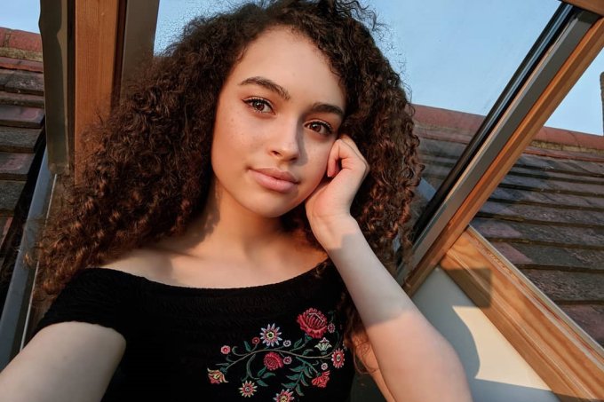 Atriz de 16 anos morre após desmaiar subitamente