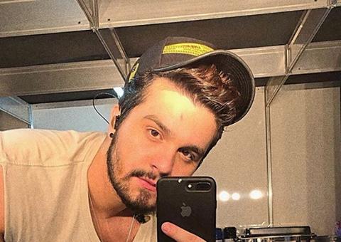 Luan Santana surpreende ao aparecer musculoso sem camisa