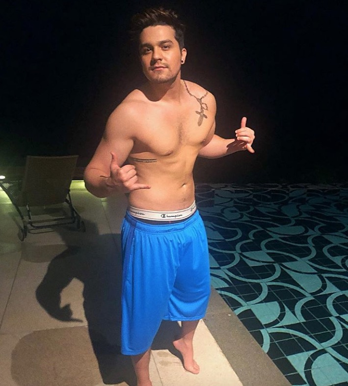 Luan Santana surpreende ao aparecer musculoso sem camisa