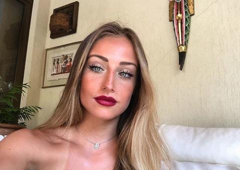 Bruna Griphao posa de biquíni e impressiona com barriga sarada