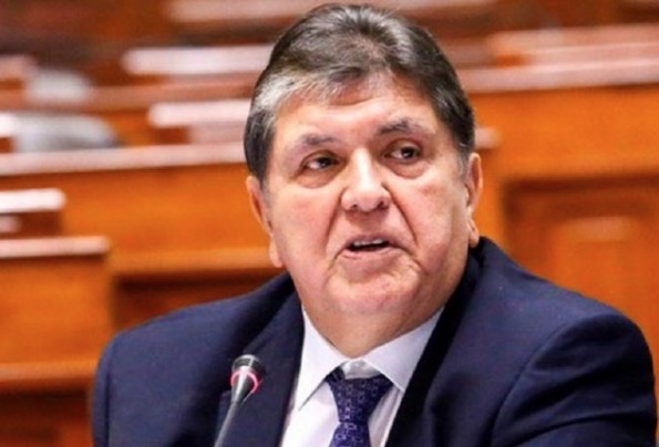 Ônibus que ia para enterro de ex-presidente peruano bate em muro e deixa 8 mortos 