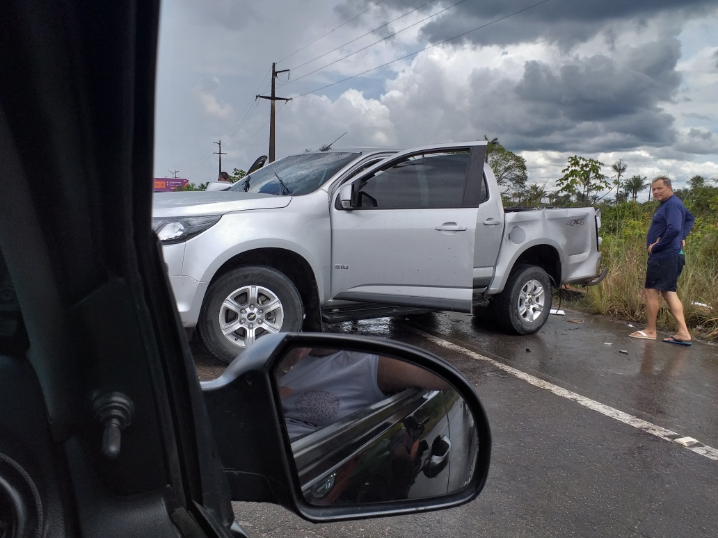 Carro fica destruído em acidente na AM-070