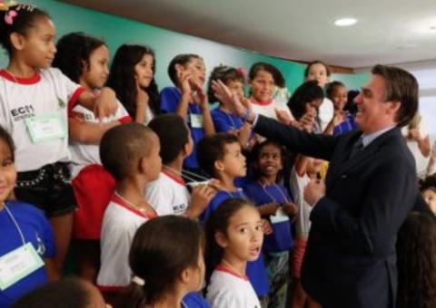 Menina se recusa a cumprimentar Bolsonaro durante cerimônia de Páscoa