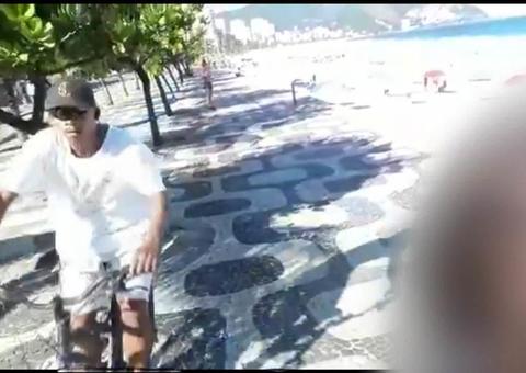 Homem de bicicleta rouba celular de turista quando ela fazia selfie 