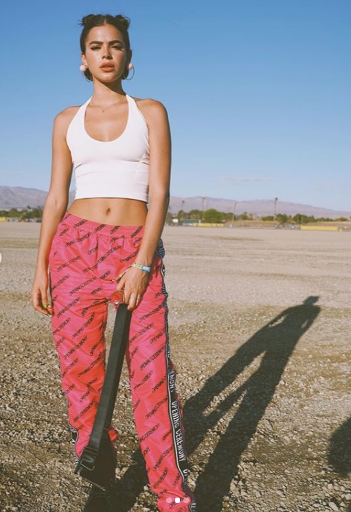 Bruna Marquezine capricha no carão sexy e usa disfarce em festival na Califórnia