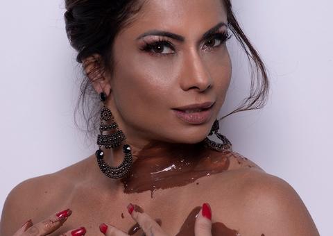 Dani Sperle posa nua coberta por chocolate: 'já usei no sexo'