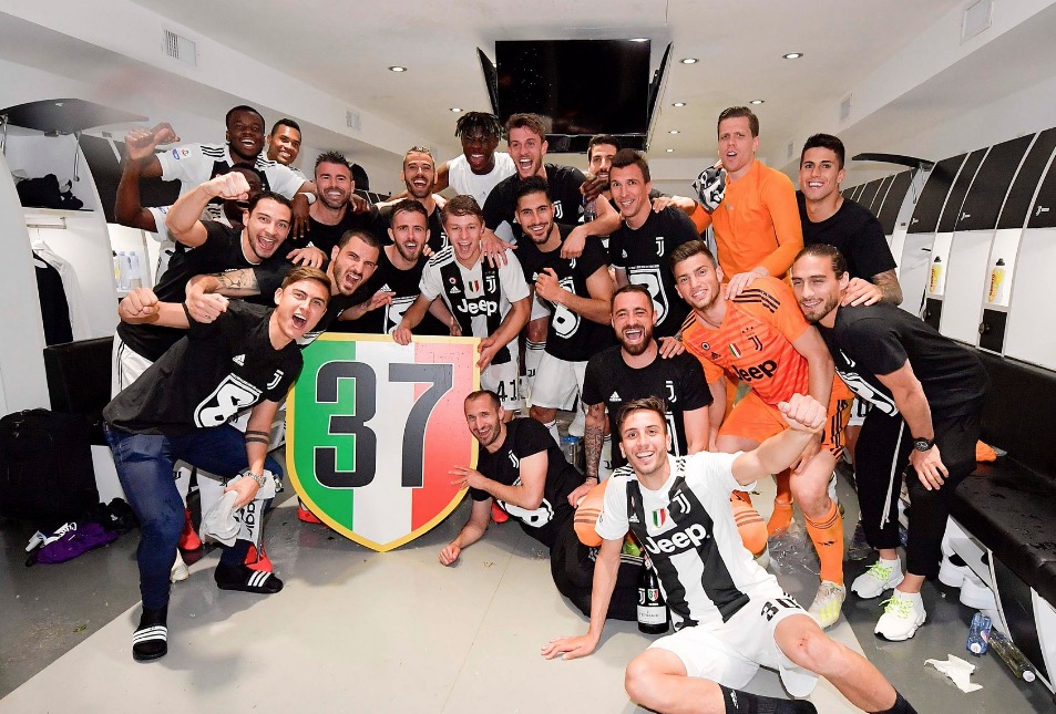 Juventus vira sobre a Fiorentina e faz história com 8º título seguido na Itália