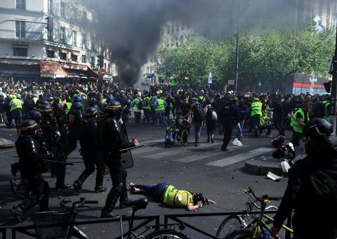 Mais de 100 pessoas são presas em protesto dos coletes amarelos