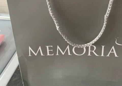 Mulher se depara com cinzas de homem morto na porta de sua casa