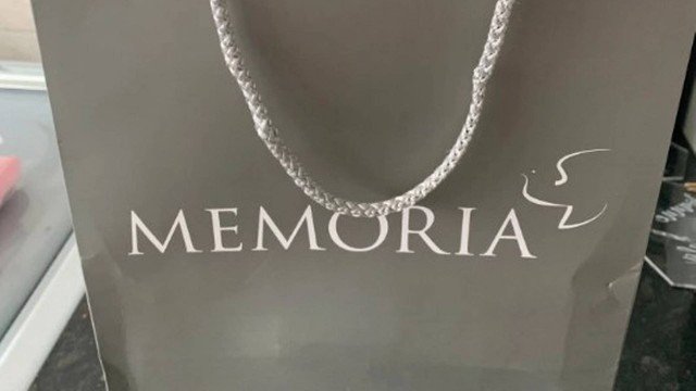 Mulher se depara com cinzas de homem morto na porta de sua casa