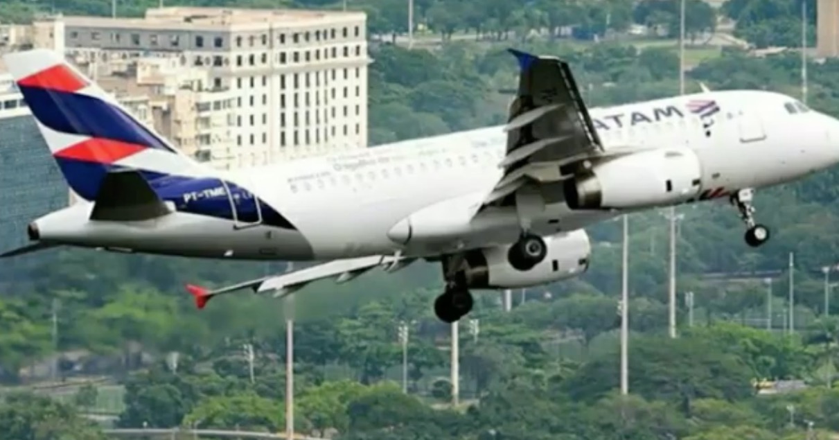 Para evitar colisão entre aviões, piloto faz arremetida e passageiros entram em desespero