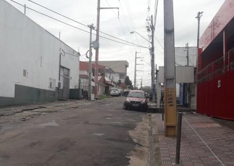 Em Manaus, homem é perseguido e executado a tiros ao lado de sorveteria