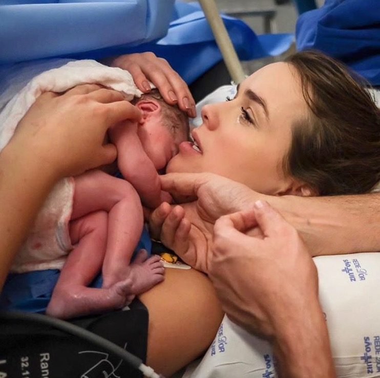 Marido homenageia Thaeme após '39 horas tentando parto normal' e mostra rostinho da filha