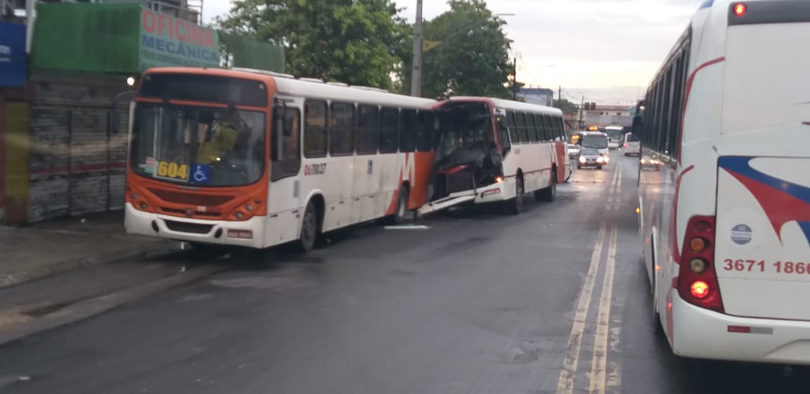 20 passageiros ficam feridos após colisão violenta entre ônibus em avenida de Manaus