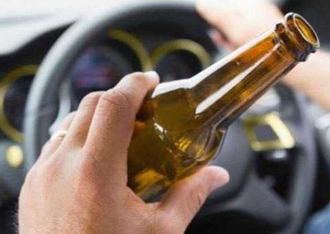 Bêbado, motorista de micro-ônibus bate em carro e acaba preso em Manaus