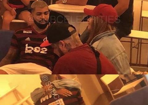 Irmã de Neymar é flagrada aos beijos com Gabigol dias após o pai brigar com jogador