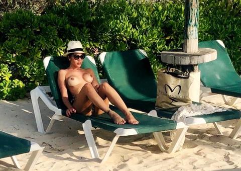 Ex-bbb Maria Melilo é flagrada durante topless em praia 