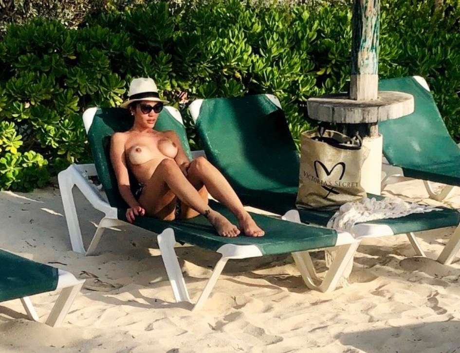 Ex-bbb Maria Melilo é flagrada durante topless em praia 