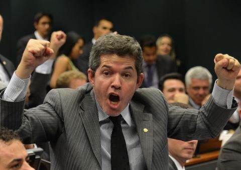 Líder do PSL defende militares e diz que Bolsonaro tem que dar um basta no ‘astrólogo’ Olavo