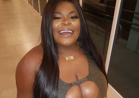 Jojo Todynho choca ao mostrar 1,8kg de gordura que tirou dos seios 