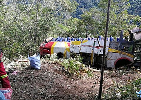 Na Bolívia, ônibus cai em penhasco, e ao menos 25 morrem