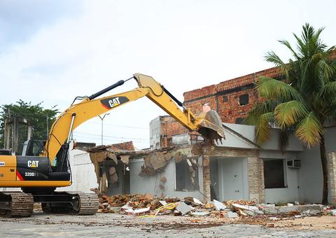 Imóveis são demolidos na Constantino Nery para obra de passagens subterrâneas