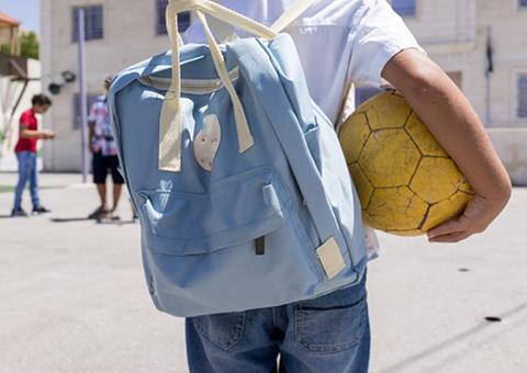 Criança de cinco anos liga para número de emergência para pedir comida 