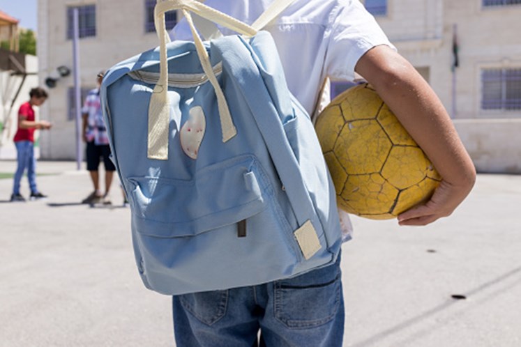 Criança de cinco anos liga para número de emergência para pedir comida 