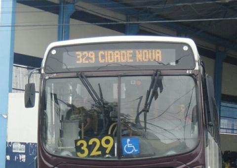 Com ajuda de comparsas, mulher armada invade ônibus e assalta passageiros em Manaus