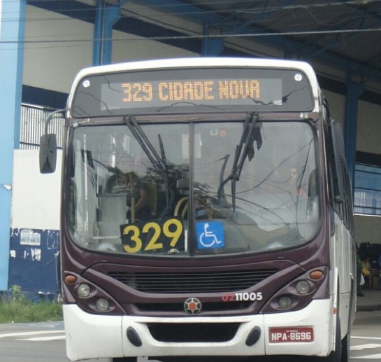 Com ajuda de comparsas, mulher armada invade ônibus e assalta passageiros em Manaus