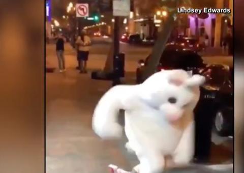 'Coelho da Páscoa' tenta separar briga e bate em agressor de mulher