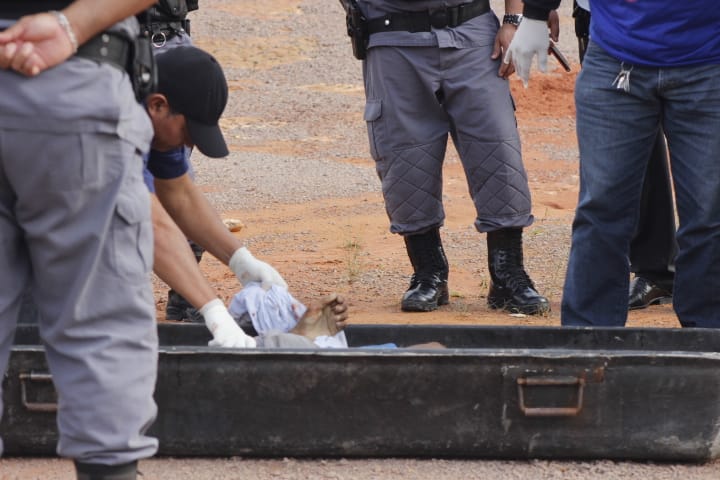 Corpo com tiro na nuca e corda amarrada no pescoço é achado em terreno de Manaus 
