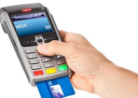 Polícia prende traficantes vendendo droga com maquininha de cartão