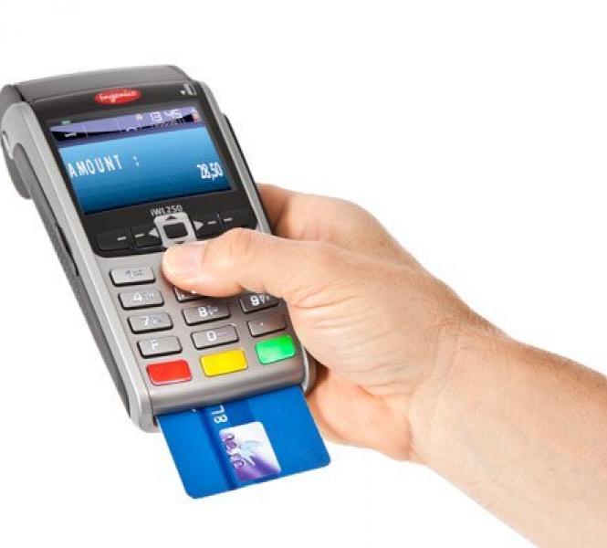 Polícia prende traficantes vendendo droga com maquininha de cartão