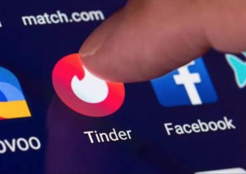 Homem foge com dinheiro de venda de carro de mulher que conheceu no Tinder, diz polícia