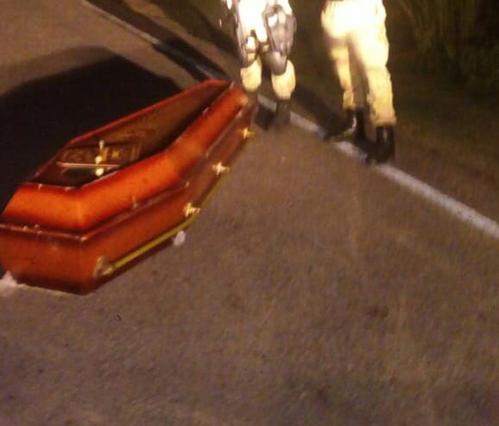 Caixão cai de carro funerário, motorista não percebe e corpo fica em estrada