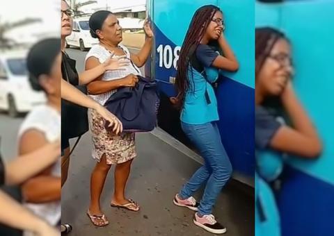 Estudante fica com braço preso e é arrastada por ônibus; Veja Vídeo 